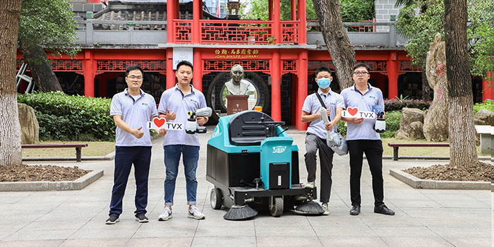 南京十二中为食堂清洁采购金年会TVX手推式全自动洗地机