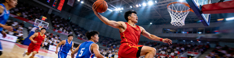 CBA联赛中国球员突破上篮 - 在国内赛场展现精湛技艺