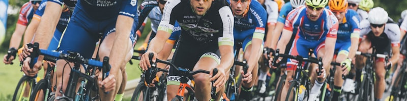 著名体育明星退役新闻发布会 - 面带微笑向观众挥手致意