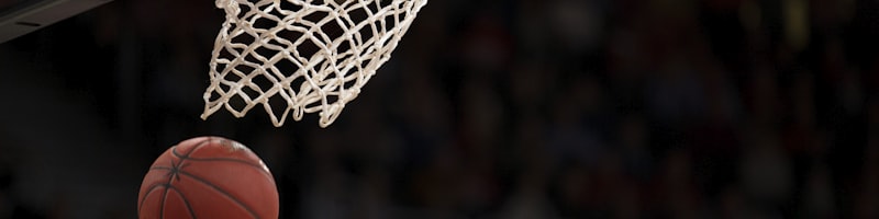 NBA季后赛激烈对抗场景 - 球员高高跃起进行扣篮