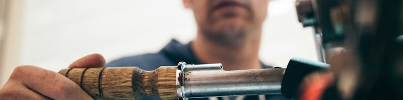 运动员使用高科技设备进行训练 - 智能传感器与数据分析屏幕