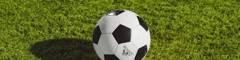 欧冠联赛精彩瞬间 - 球员在绿茵场上激烈拼抢足球